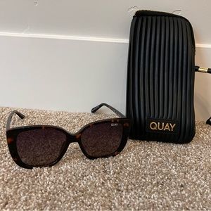 BNWOT QUAY SUNNIES + Case